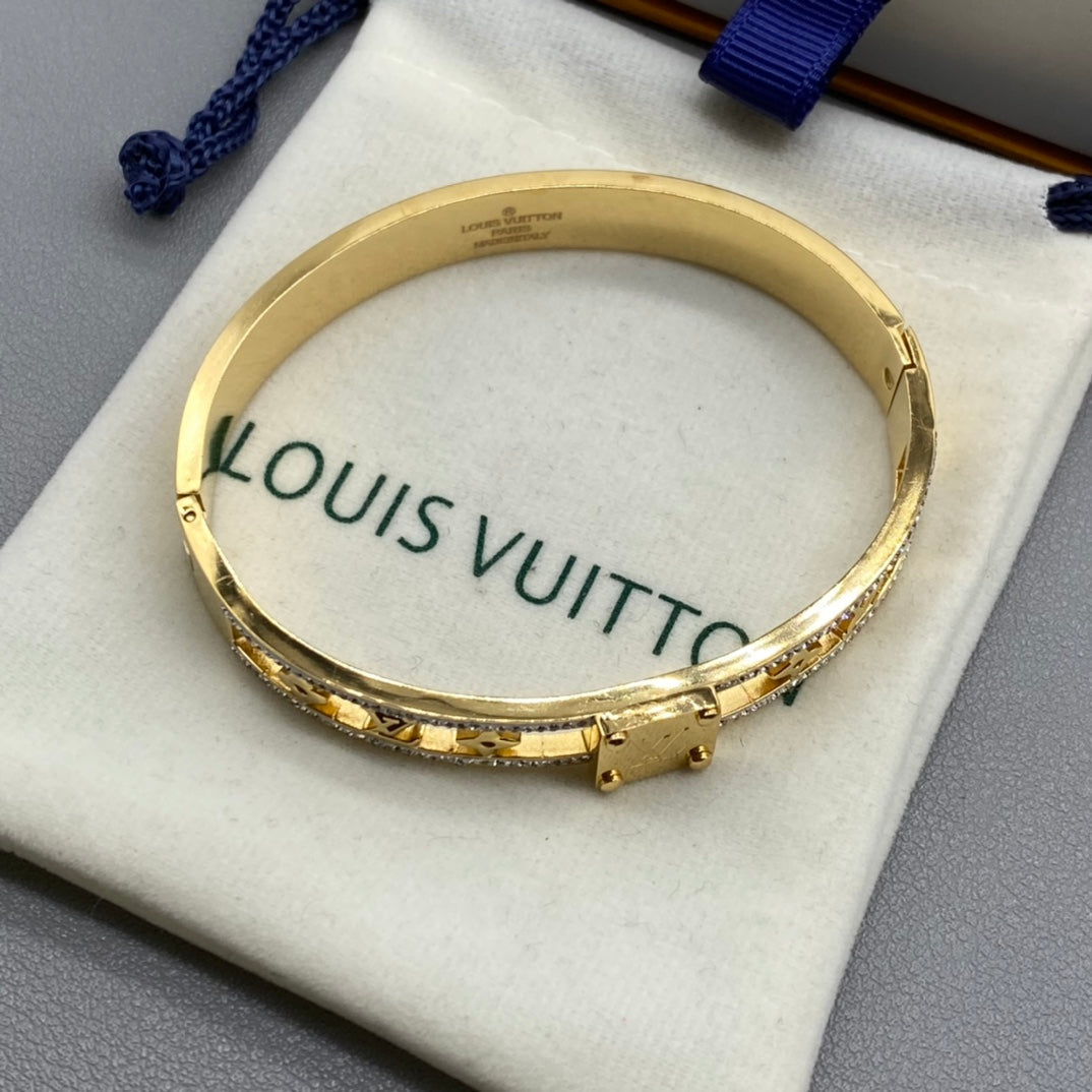 Classic four-leaf clover hollow bracelet