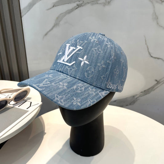Fashionable four-leaf clover letter baseball cap