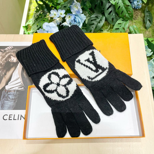 Fashionable four-leaf clover gloves