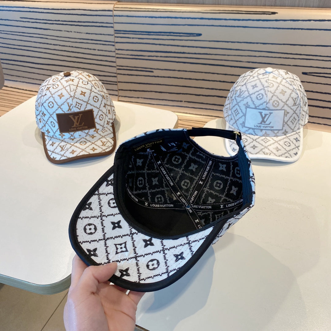 Fashionable four-leaf clover letter baseball cap