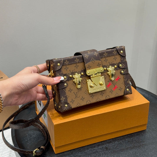 Fashionable Four-Leaf Clover Crossbody Bag