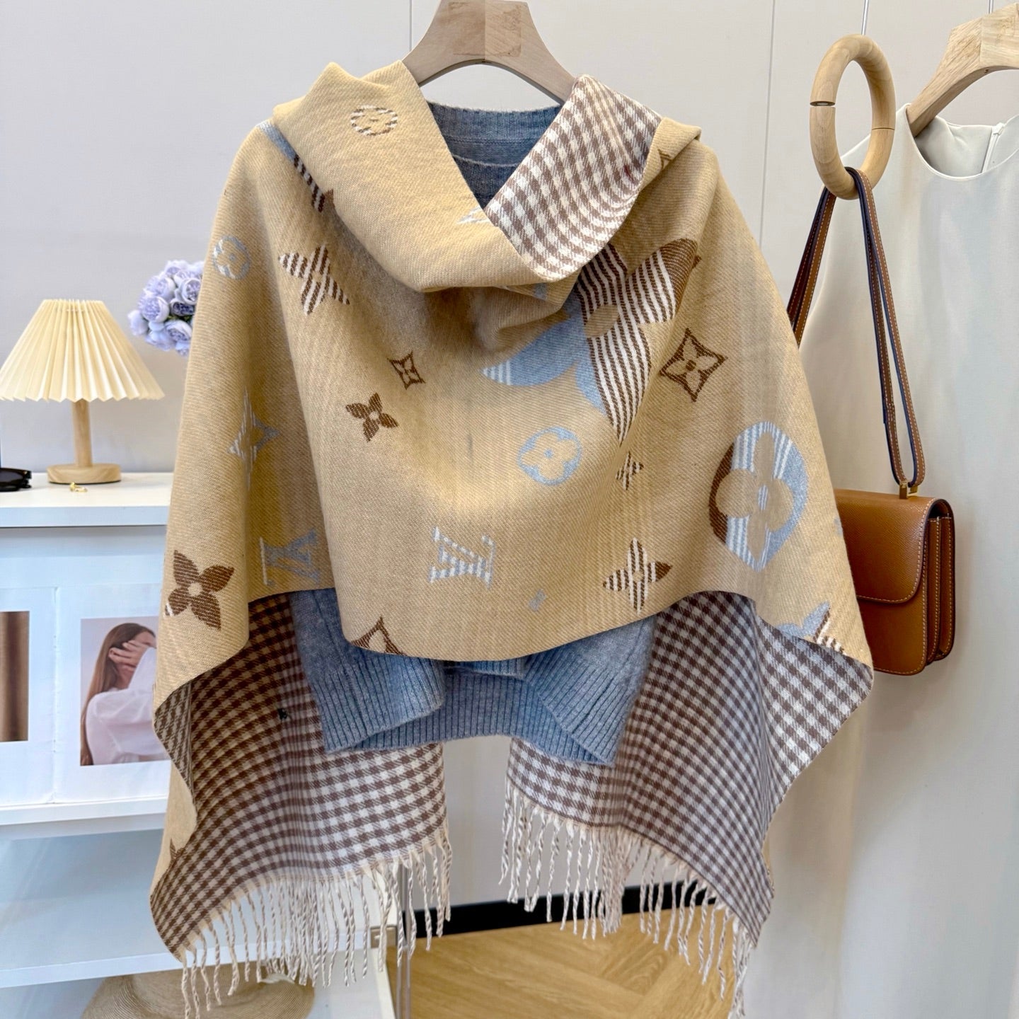 Fashionable Four-Leaf Clover Letter Scarf