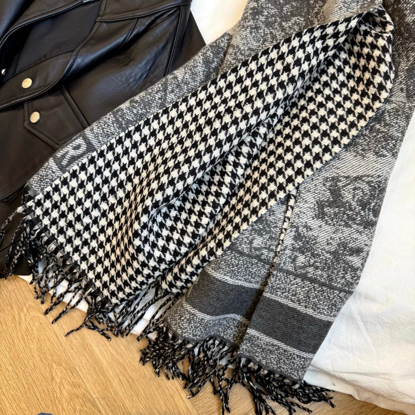 Fashionable CD Letter Scarf