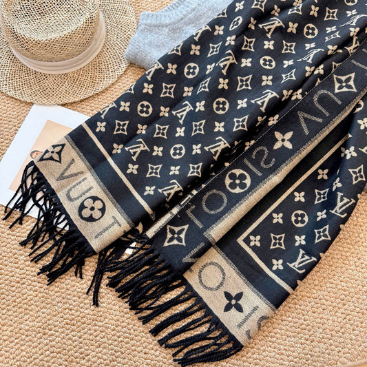 Fashionable Four-Leaf Clover Letter Scarf