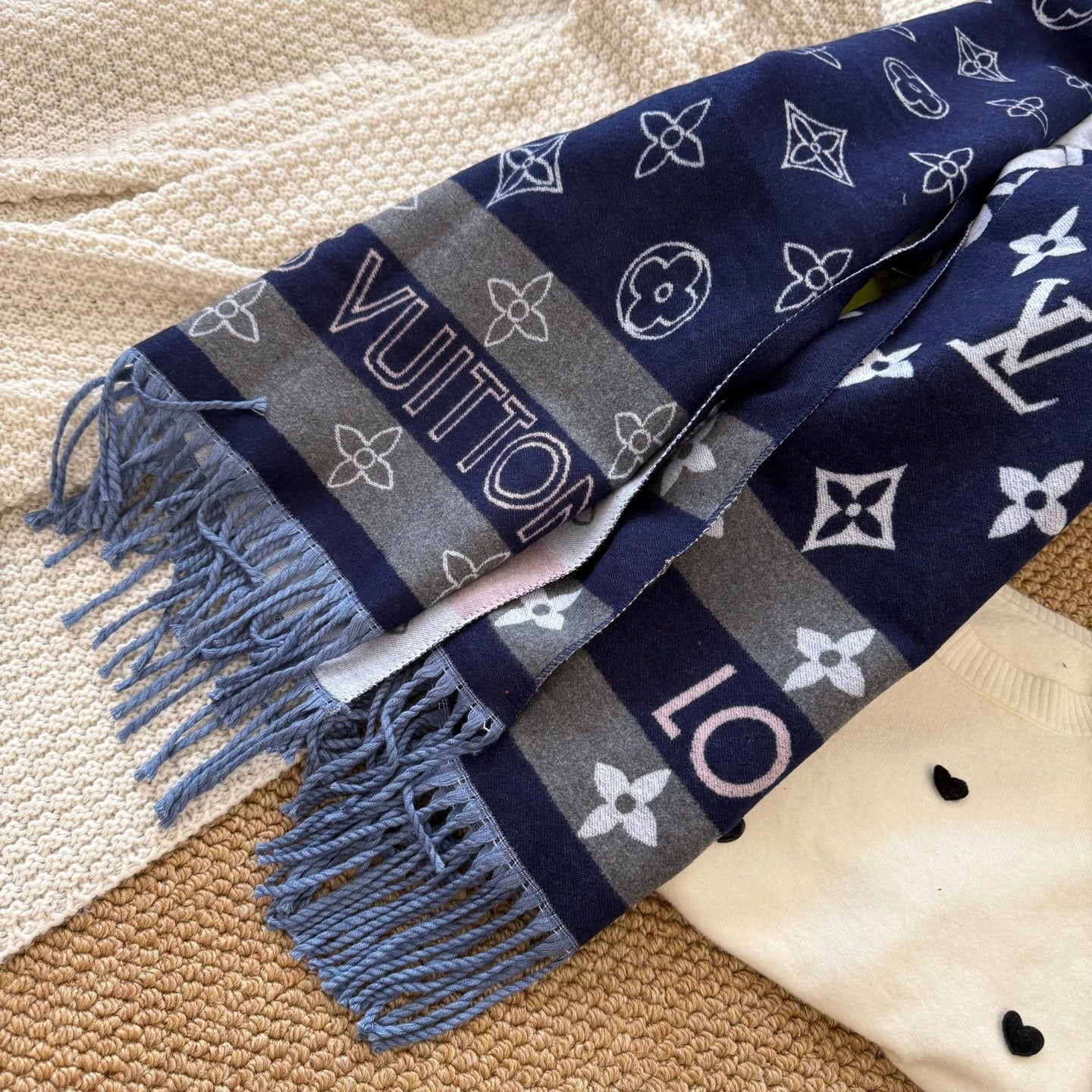 Fashionable Four-Leaf Clover Letter Scarf