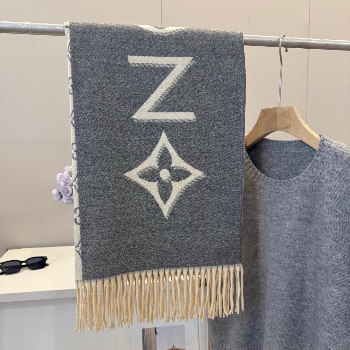 Fashionable Four-Leaf Clover Letter Scarf