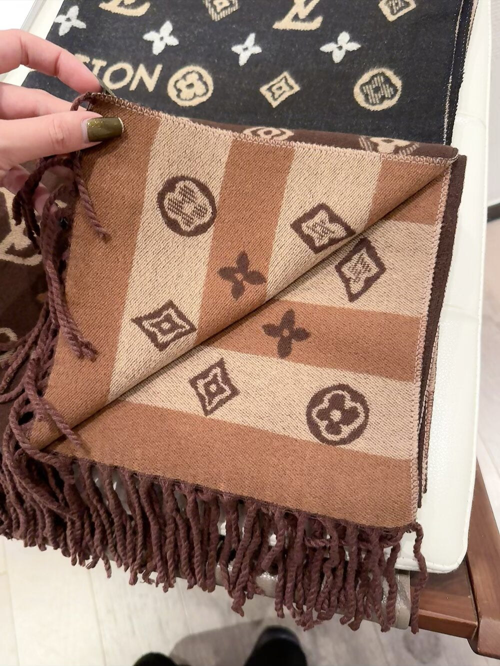 Fashionable Four-Leaf Clover Letter Scarf