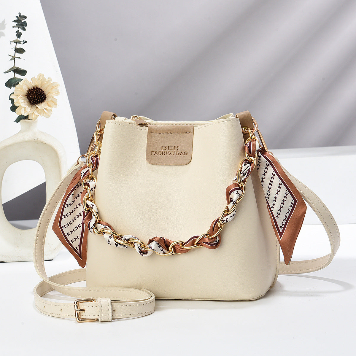 Niche chain handbag