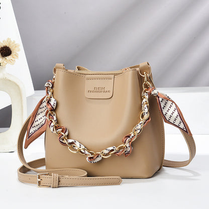 Niche chain handbag