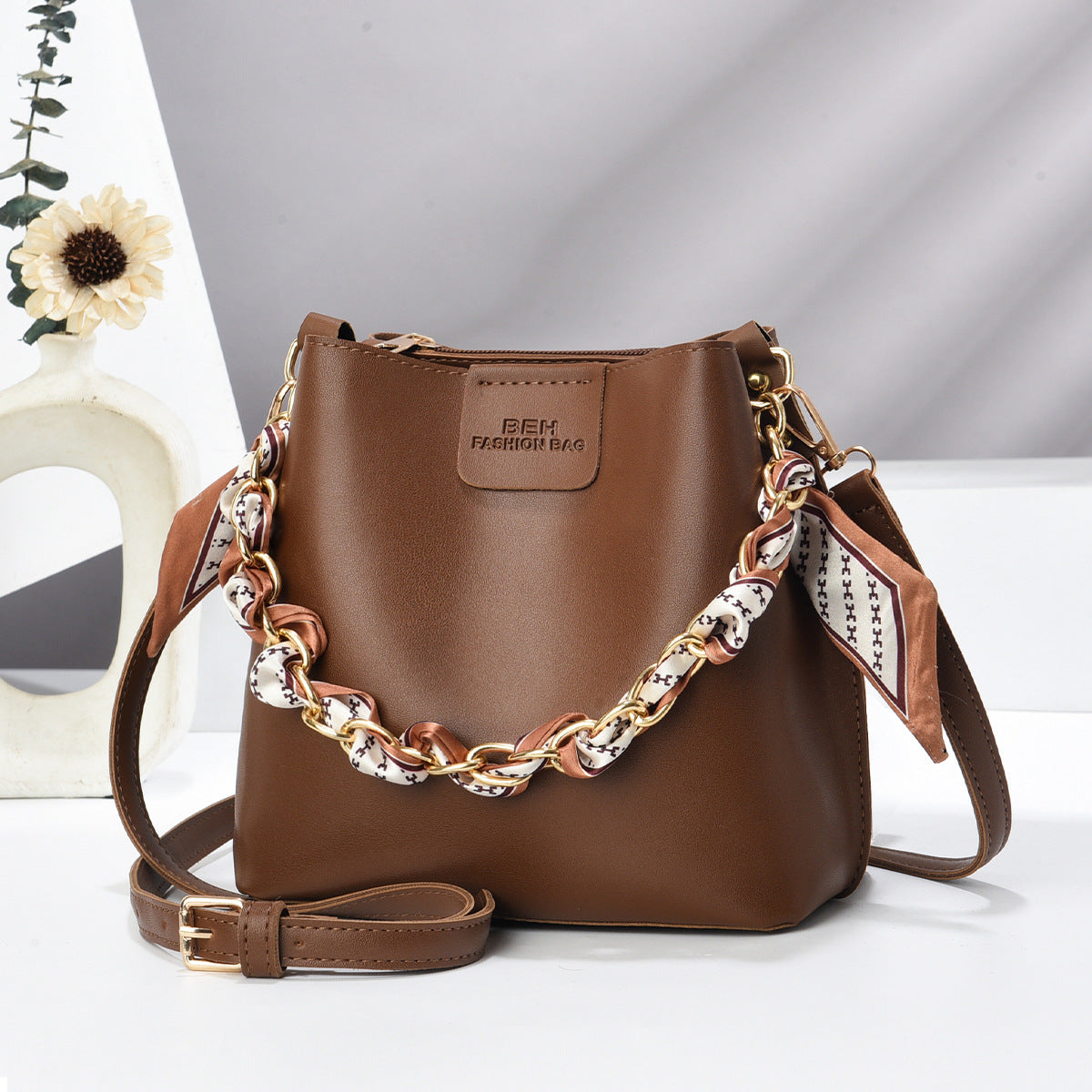 Niche chain handbag
