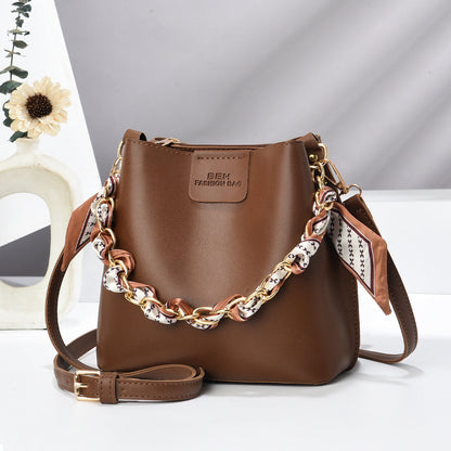 Niche chain handbag
