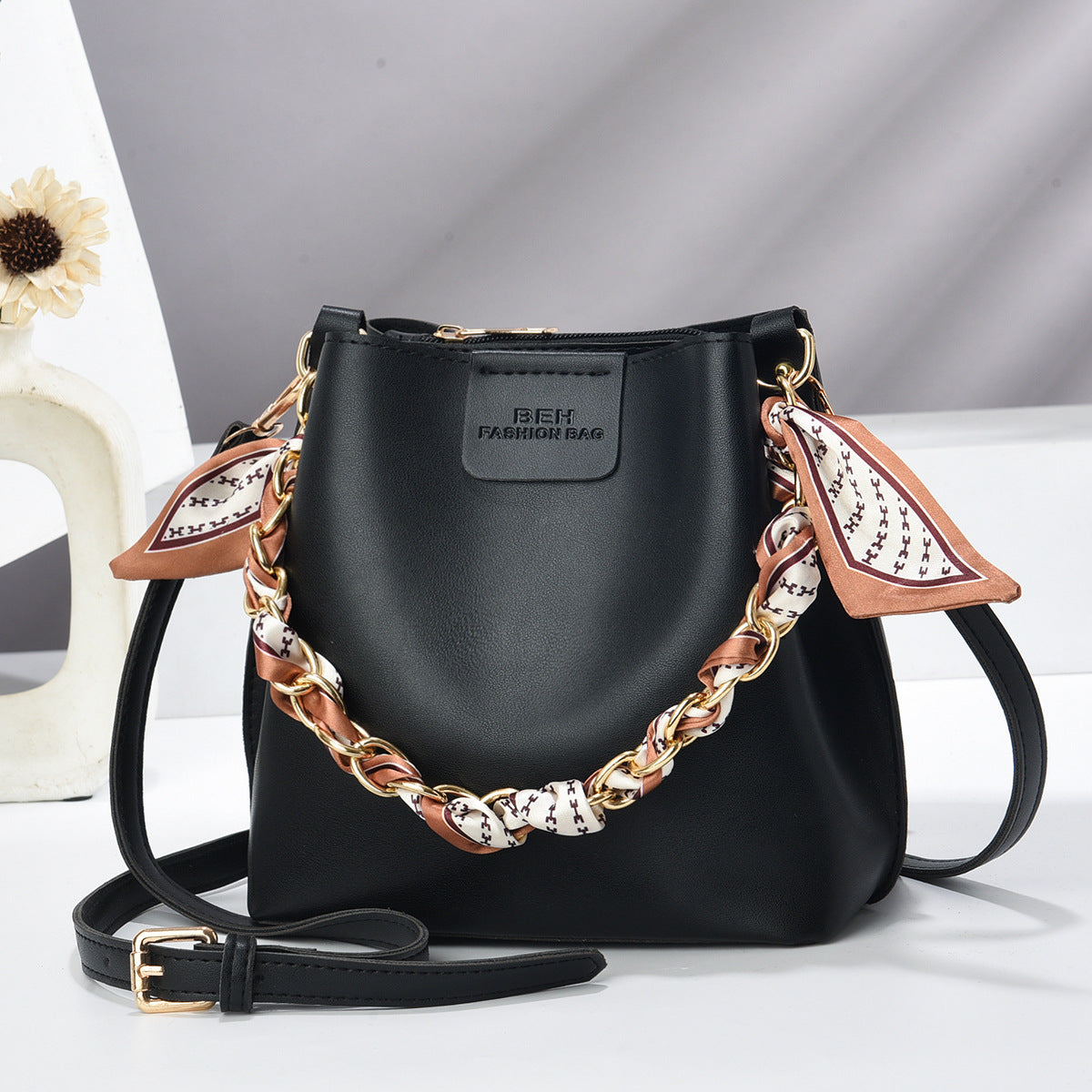 Niche chain handbag