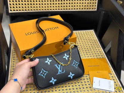 Fashion four-leaf clover letter printed messenger bag