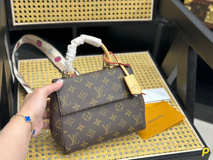 Fashion four-leaf clover letter printing messenger bag