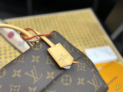 Fashion four-leaf clover letter printing messenger bag