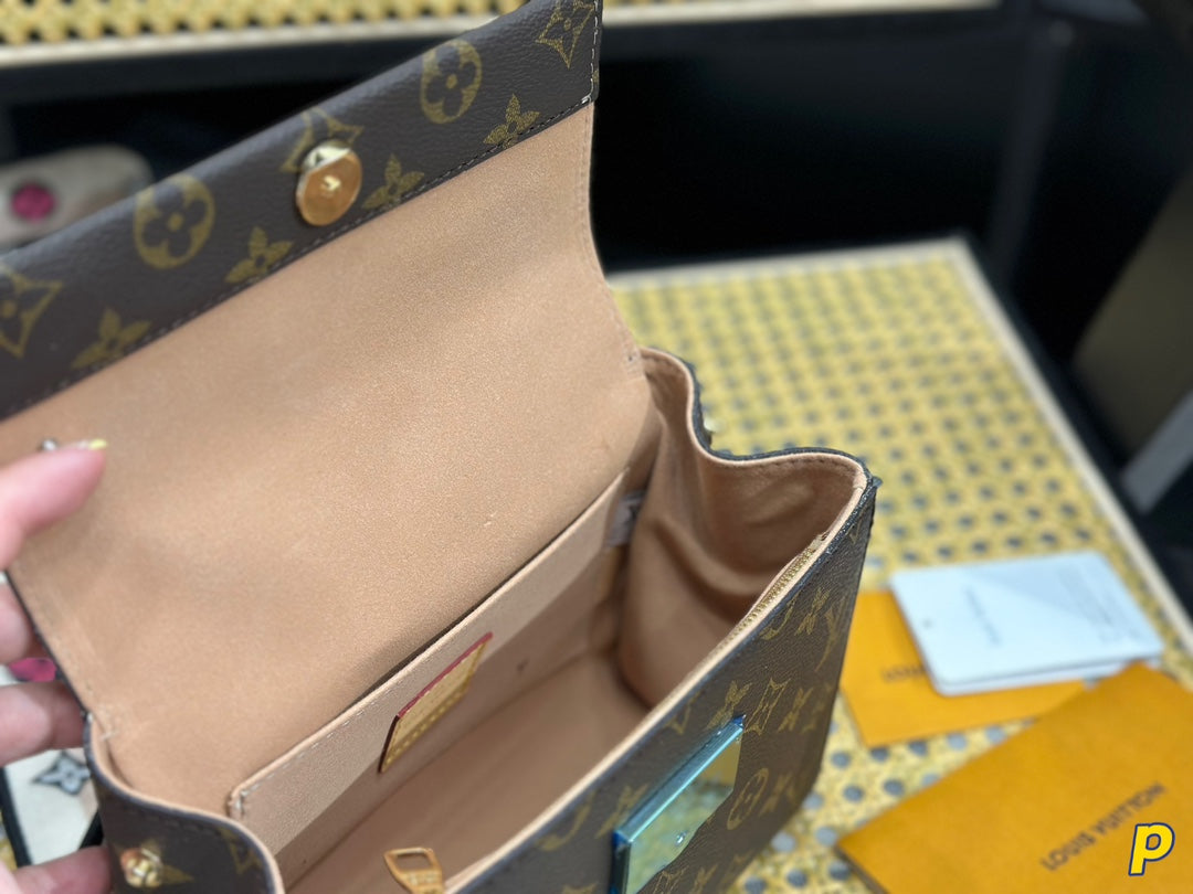 Fashion four-leaf clover letter printing messenger bag