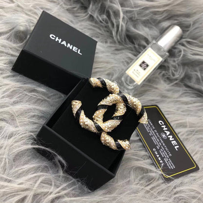 Fashion CC pearl brooch