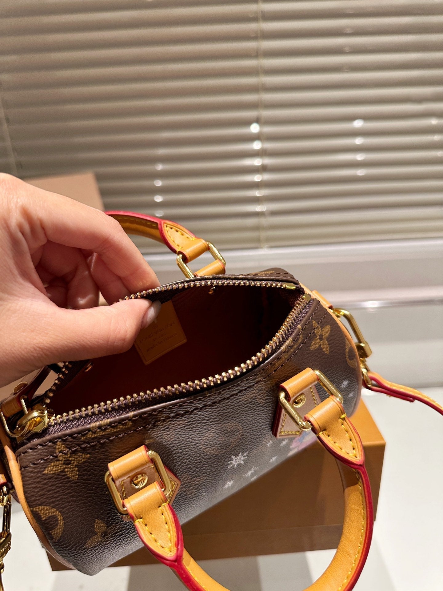 Fashionable four-leaf clover star flower pattern crossbody bag