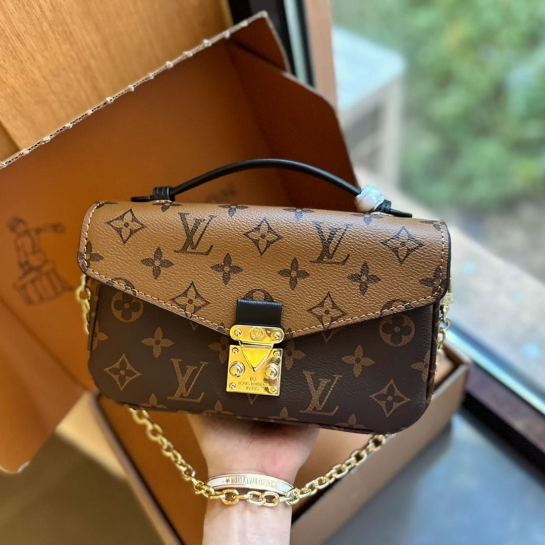 Fashionable four-leaf clover letter lock crossbody bag