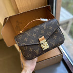 Fashionable four-leaf clover letter lock crossbody bag