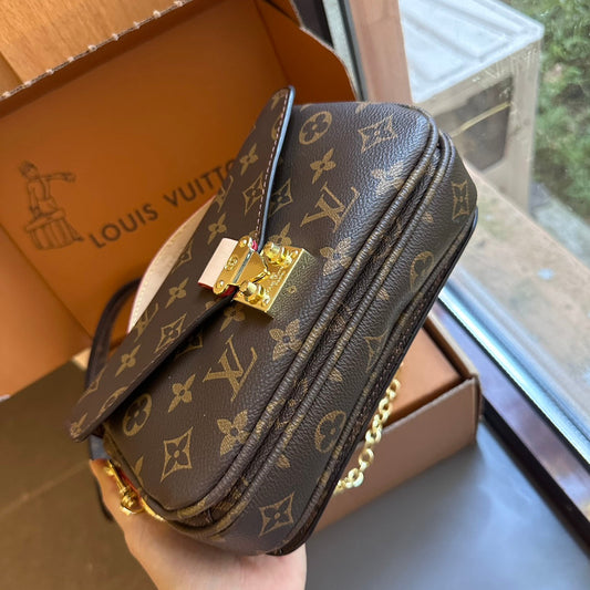 Fashionable four-leaf clover letter lock crossbody bag