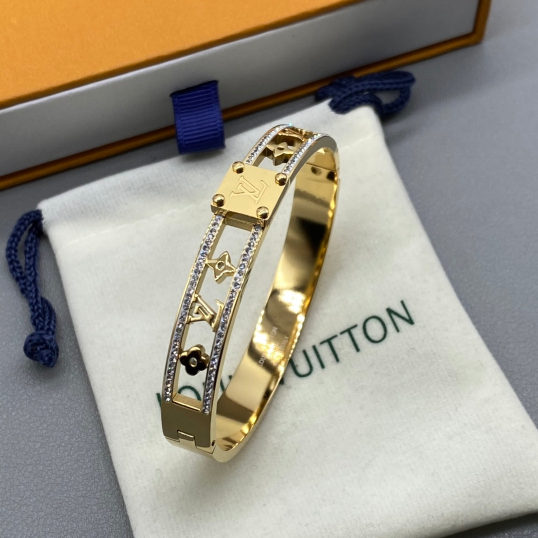 Classic four-leaf clover hollow bracelet