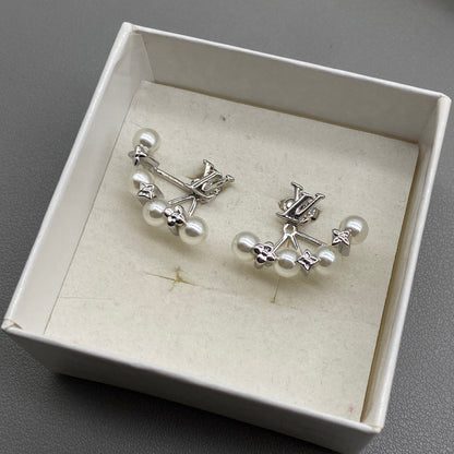 Fashionable Four Leaf Clover Pearl Five Claw Shape Earrings