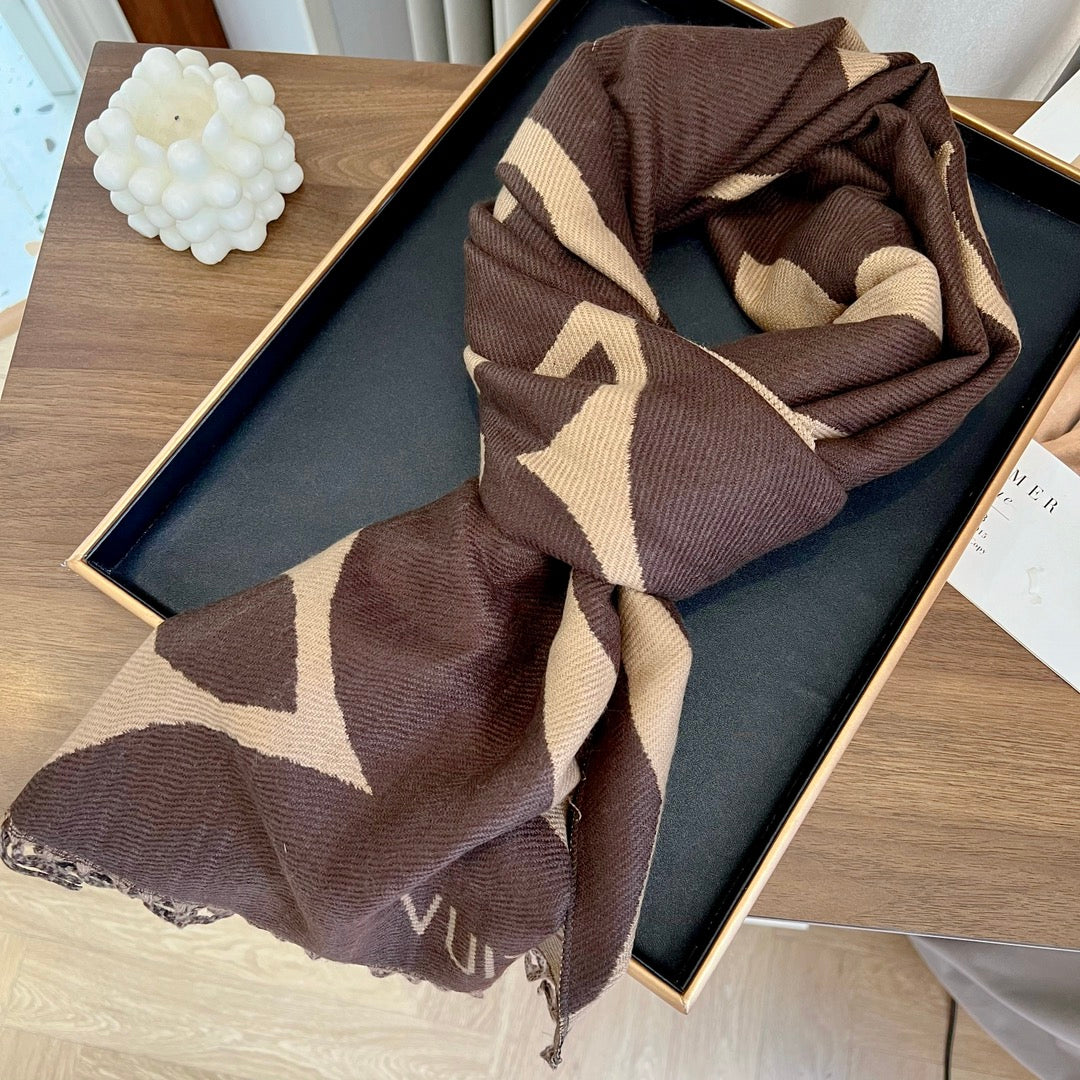Fashionable four-leaf clover oblique striped scarf