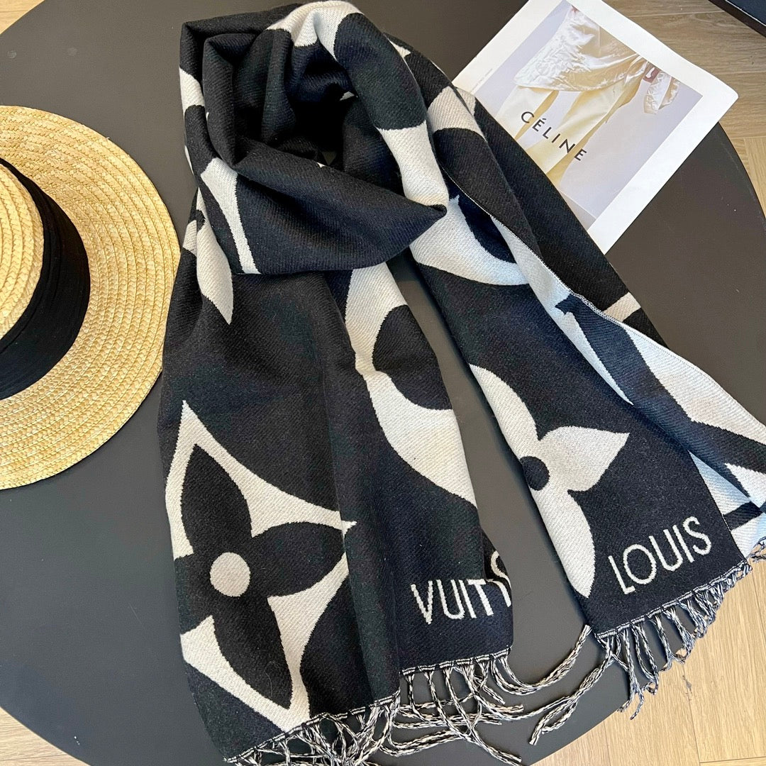 Fashionable four-leaf clover oblique striped scarf