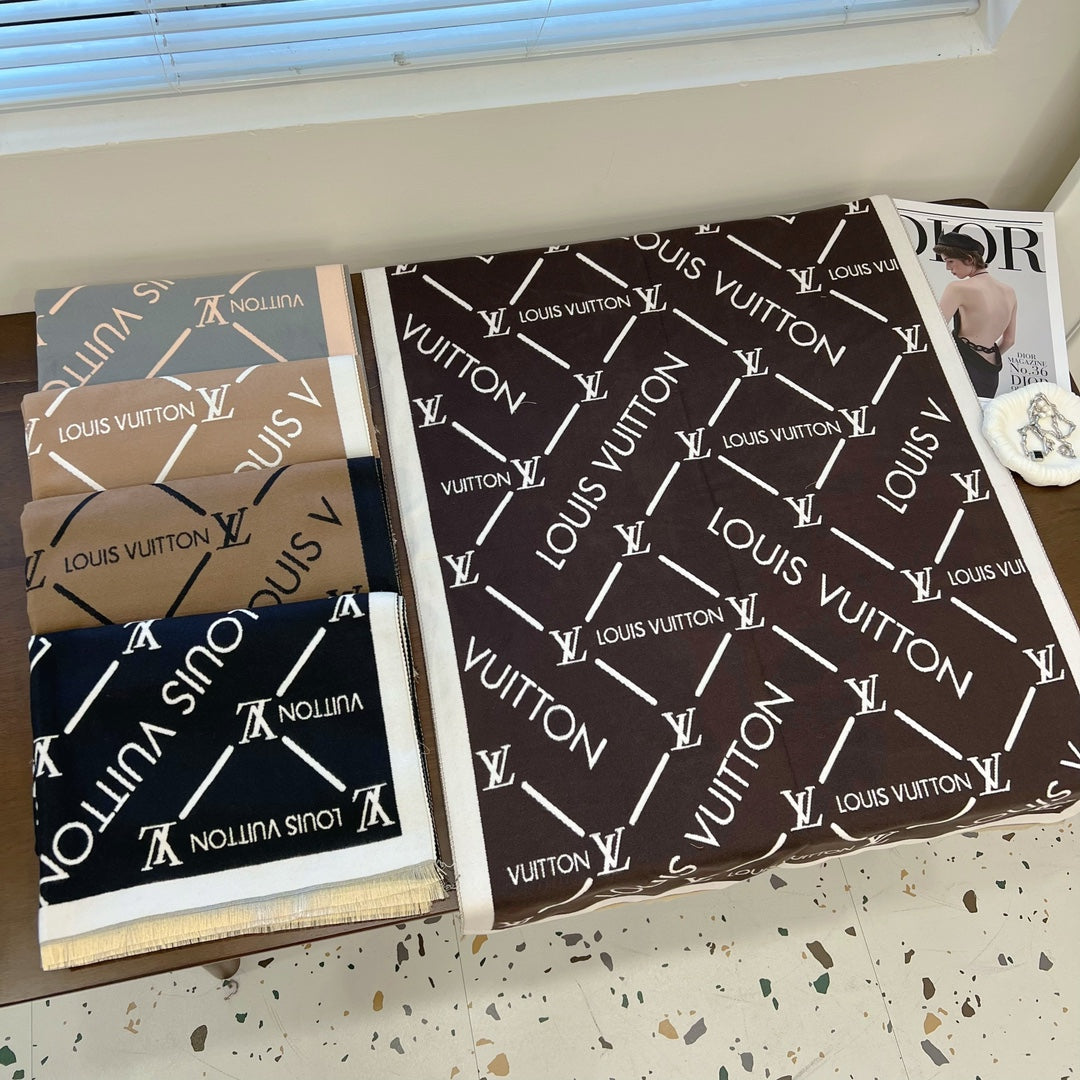 Fashionable four-leaf clover letter scarf