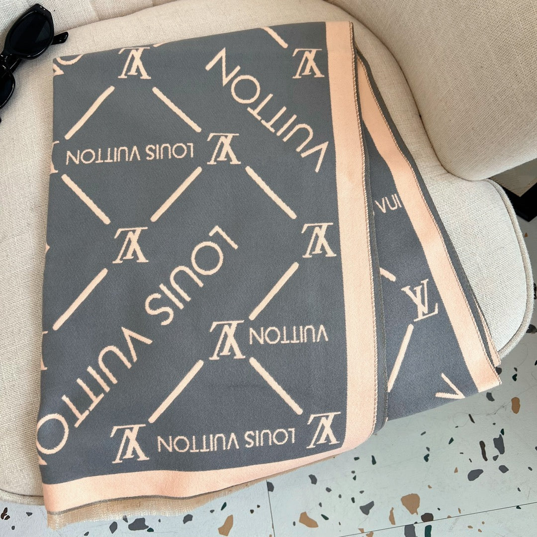 Fashionable four-leaf clover letter scarf