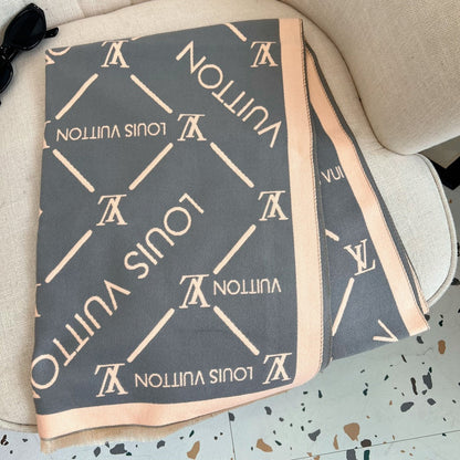 Fashionable four-leaf clover letter scarf