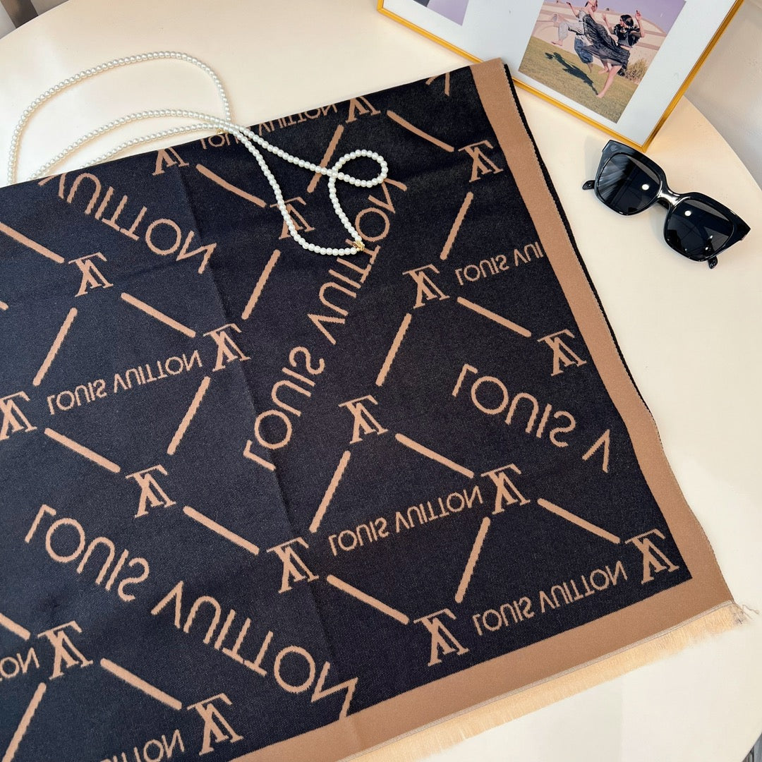 Fashionable four-leaf clover letter scarf