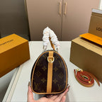 Fashionable four-leaf clover handbag