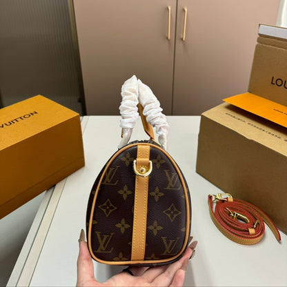 Fashionable four-leaf clover handbag