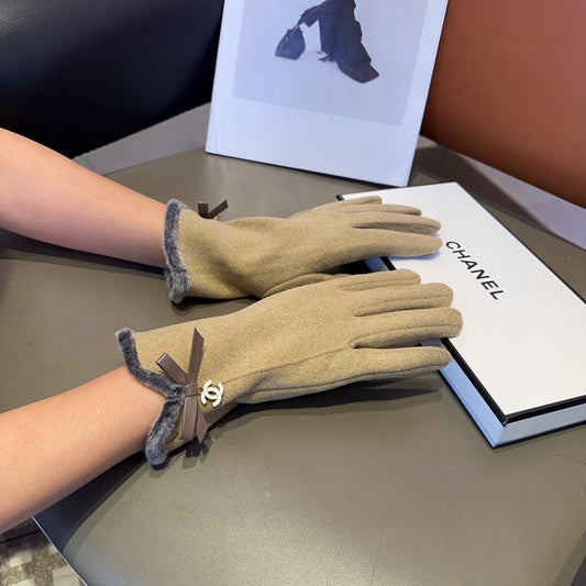 ashion CC letter embroidered camellia gloves