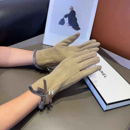 ashion CC letter embroidered camellia gloves