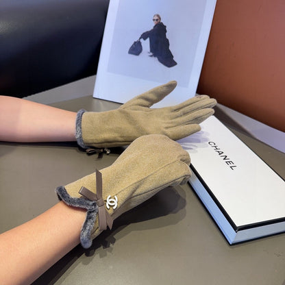 ashion CC letter embroidered camellia gloves