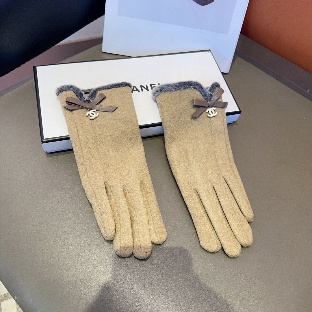 ashion CC letter embroidered camellia gloves