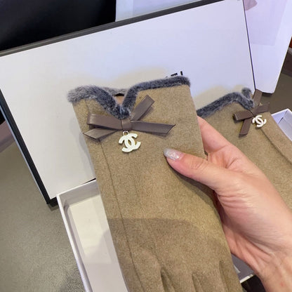 ashion CC letter embroidered camellia gloves