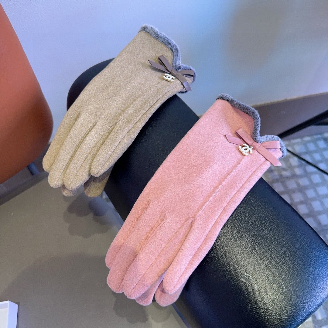 ashion CC letter embroidered camellia gloves