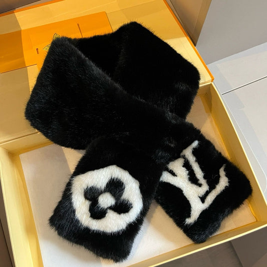 Fashionable four-leaf clover letter scarf