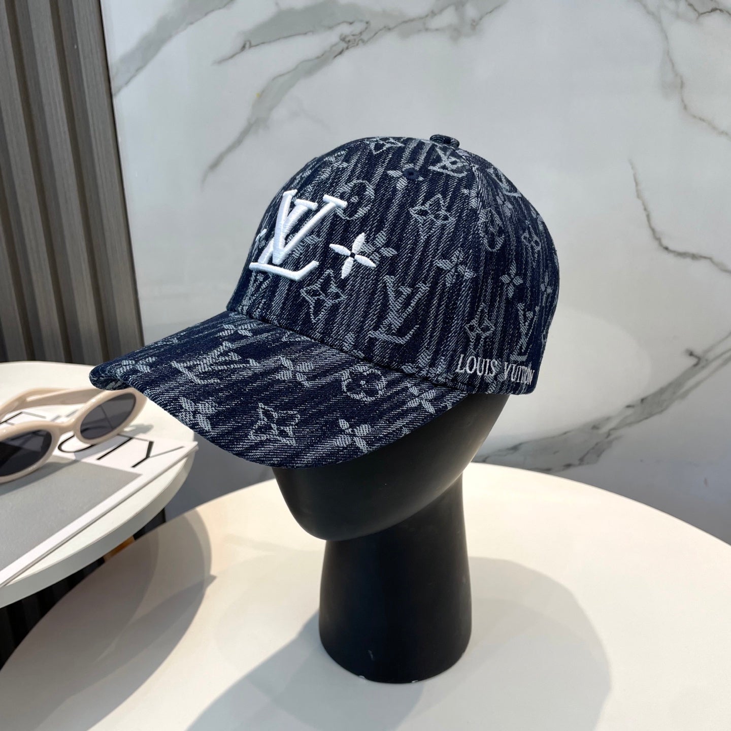 Fashionable four-leaf clover letter baseball cap