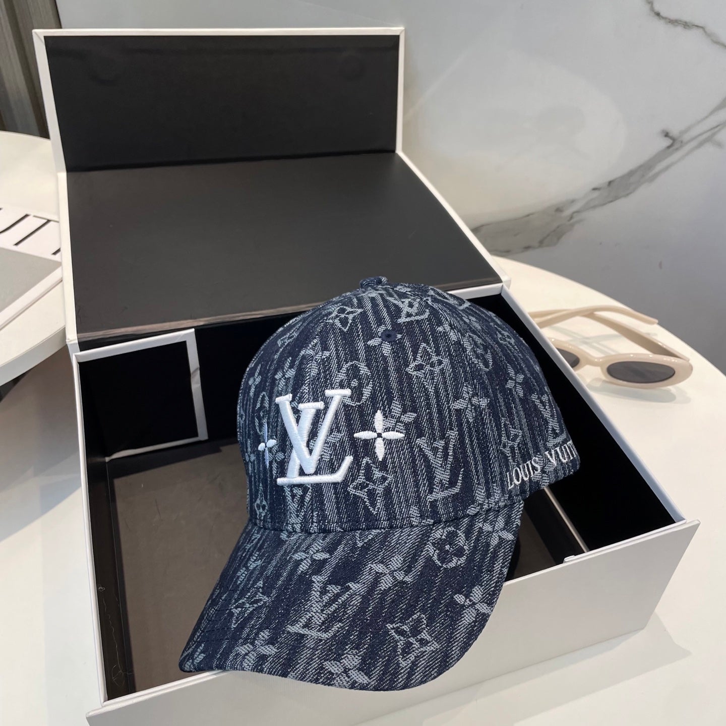 Fashionable four-leaf clover letter baseball cap