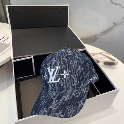 Fashionable four-leaf clover letter baseball cap