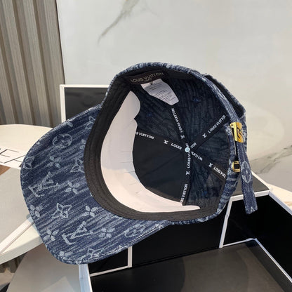 Fashionable four-leaf clover letter baseball cap