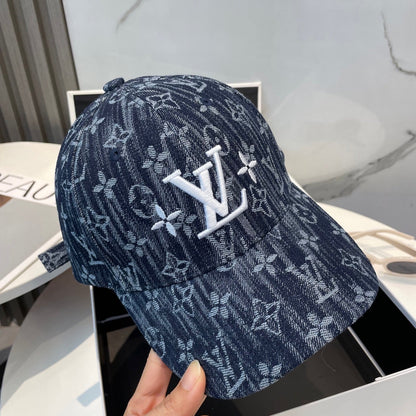 Fashionable four-leaf clover letter baseball cap