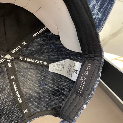 Fashionable four-leaf clover letter baseball cap