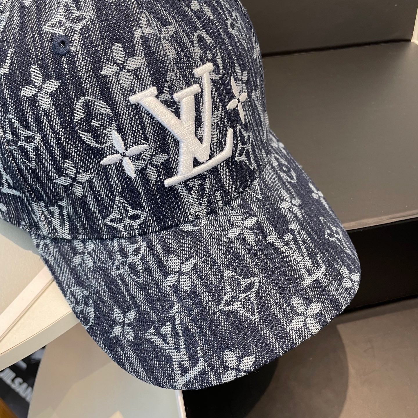 Fashionable four-leaf clover letter baseball cap