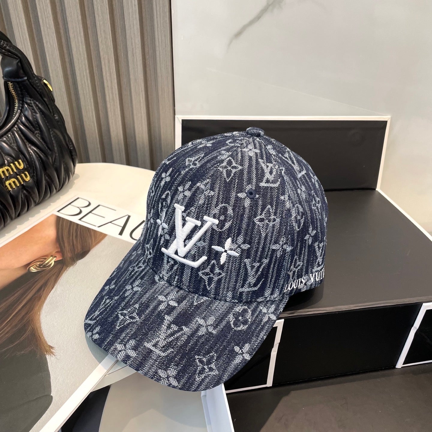 Fashionable four-leaf clover letter baseball cap